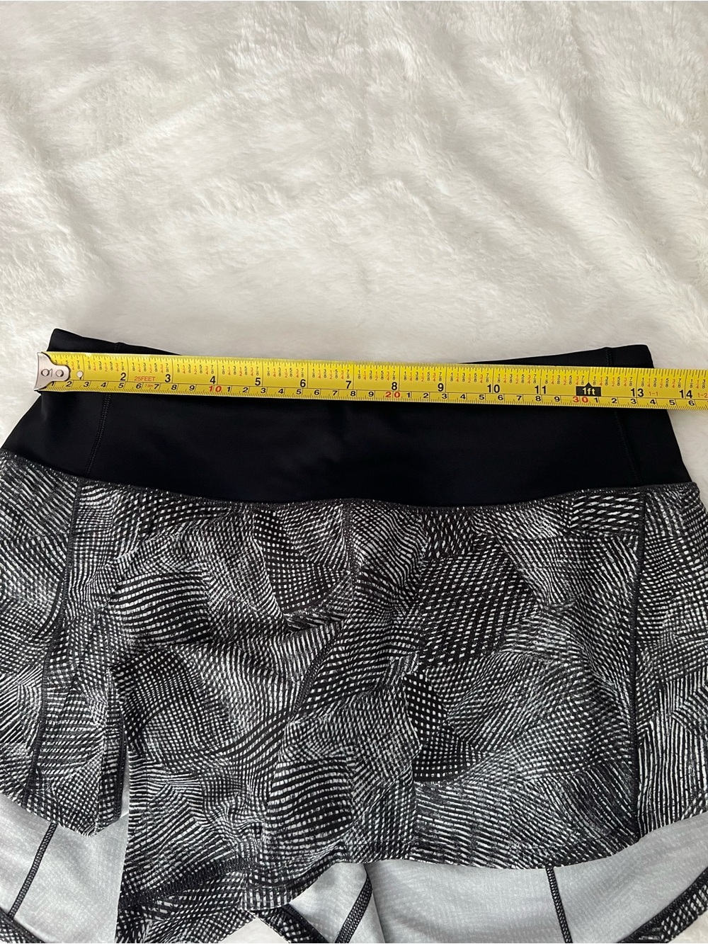 Lululemon Black and White Patterned Women's Athletic Shorts | Size 4 - Picture 9 of 9